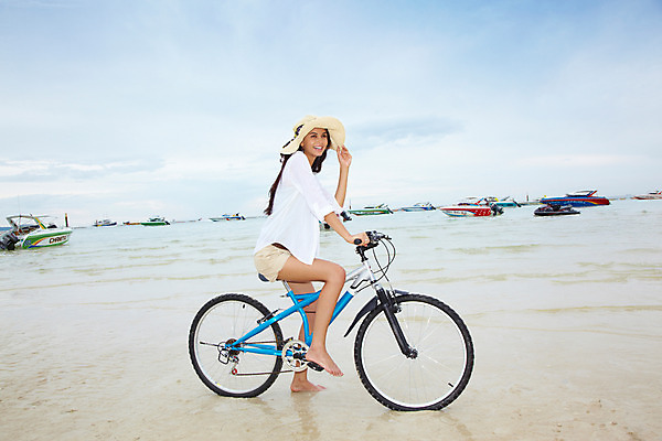 포토 JPG 주간 전신 서양인 구름 모델 해외기획촬영 모자 여자 물결 육상교통 파도 바다 해외여행 여행 기획촬영 2009년태국 교통 셔츠 요트 반바지 파타야 태국 하늘 레저 휴가 휴식 산호섬 한명 미소 웃음 사람 20대 성인 해변 야외 여름 여름휴가 바캉스 모래사장 자전거 벨트 수상스포츠 선박 여자만 여자한명만 성인여자만 청년만 청년여자만 성인한명만 청년여자한명만 성인여자한명만 성인만 국내포토 자연요소 외국인 1 해외 잡화 계절 아시아 교통수단 스포츠 섬 컨셉 수상교통 상의 배_교통 바지 표정 청년 바이크 파일형식 여름_계절