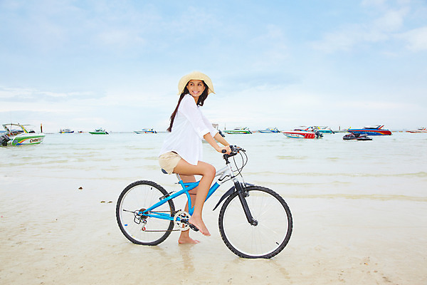포토 JPG 주간 전신 서양인 구름 모델 해외기획촬영 모자 여자 물결 육상교통 파도 바다 해외여행 여행 기획촬영 2009년태국 교통 셔츠 요트 반바지 파타야 태국 하늘 레저 휴가 휴식 산호섬 한명 미소 웃음 사람 20대 성인 해변 야외 여름 여름휴가 바캉스 모래사장 자전거 벨트 수상스포츠 선박 여자만 여자한명만 성인여자만 청년만 청년여자만 성인한명만 청년여자한명만 성인여자한명만 성인만 국내포토 자연요소 외국인 1 해외 잡화 계절 아시아 교통수단 스포츠 섬 컨셉 수상교통 상의 배_교통 바지 표정 청년 바이크 파일형식 여름_계절