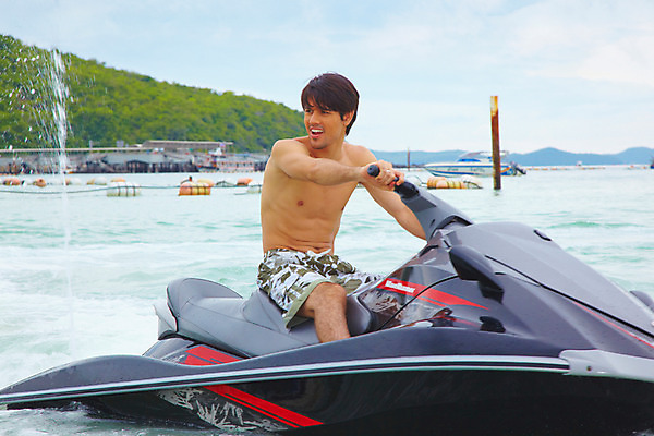 포토 JPG 주간 전신 서양인 구름 모델 해외기획촬영 남자 수영복 물결 파도 바다 해외여행 여행 기획촬영 2009년태국 파타야 태국 하늘 레저 휴가 휴식 산 산호섬 한명 미소 웃음 사람 앉기 20대 성인 해변 야외 여름 여름휴가 바캉스 수상스포츠 제트스키 남자만 남자한명만 성인남자만 청년만 청년남자만 청년남자한명만 성인한명만 성인남자한명만 성인만 국내포토 자연요소 외국인 1 해외 옷 계절 아시아 스포츠 섬 컨셉 모션 표정 청년 파일형식 여름_계절