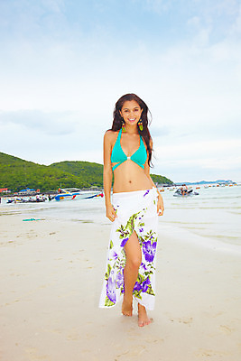 포토 JPG 주간 전신 서양인 구름 모델 해외기획촬영 여자 수영복 물결 파도 바다 해외여행 여행 기획촬영 2009년태국 파타야 태국 하늘 휴가 휴식 산호섬 한명 서기 미소 웃음 사람 20대 성인 해변 야외 여름 여름휴가 바캉스 비키니 모래사장 귀걸이 천 랩스커트 의료성형뷰티 여자만 여자한명만 성인여자만 청년만 청년여자만 성인한명만 청년여자한명만 성인여자한명만 성인만 국내포토 자연요소 외국인 1 해외 옷 계절 아시아 섬 컨셉 장신구 모션 표정 청년 치마 직물 파일형식 여름_계절
