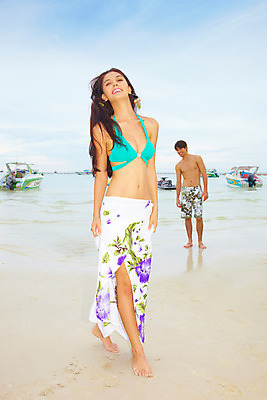 포토 JPG 주간 전신 서양인 구름 모델 해외기획촬영 커플 여자 남자 수영복 물결 파도 바다 해외여행 여행 포즈 기획촬영 2009년태국 파타야 태국 하늘 휴가 휴식 산호섬 서기 미소 웃음 사람 해변 야외 여름 여름휴가 바캉스 비키니 모래사장 걷기 천 랩스커트 국내포토 자연요소 외국인 해외 옷 계절 아시아 섬 컨셉 관계 모션 표정 치마 직물 파일형식 여름_계절