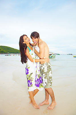 포토 JPG 주간 전신 서양인 구름 모델 해외기획촬영 커플 여자 남자 수영복 물결 파도 바다 해외여행 여행 포즈 기획촬영 2009년태국 포옹 파타야 태국 하늘 휴가 휴식 산호섬 서기 미소 웃음 사람 해변 야외 두명 여름 여름휴가 바캉스 모래사장 천 랩스커트 국내포토 자연요소 외국인 해외 옷 계절 아시아 섬 컨셉 관계 안기 모션 표정 치마 직물 파일형식 여름_계절