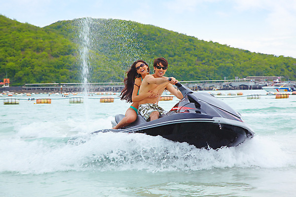 포토 JPG 주간 전신 서양인 모델 해외기획촬영 커플 여자 남자 수영복 물결 파도 바다 해외여행 여행 포즈 기획촬영 2009년태국 포옹 파타야 태국 레저 휴가 휴식 산 산호섬 미소 웃음 사람 앉기 해변 야외 두명 여름 여름휴가 바캉스 비키니 선글라스 수상스포츠 제트스키 국내포토 자연요소 외국인 해외 옷 계절 아시아 안경 스포츠 섬 컨셉 관계 안기 모션 표정 파일형식 여름_계절