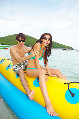 포토 JPG 주간 전신 서양인 구름 모델 해외기획촬영 커플 여자 남자 수영복 바다 해외여행 여행 포즈 기획촬영 2009년태국 파타야 태국 하늘 레저 휴가 휴식 산호섬 미소 웃음 사람 앉기 해변 야외 두명 여름 여름휴가 바캉스 비키니 선글라스 수상스포츠 바나나보트 국내포토 자연요소 외국인 해외 옷 계절 아시아 안경 스포츠 섬 컨셉 관계 모션 표정 보트 파일형식 여름_계절