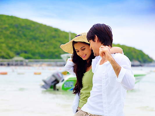 포토 JPG 주간 서양인 구름 모델 해외기획촬영 모자 커플 여자 남자 바다 해외여행 여행 포즈 기획촬영 2009년태국 셔츠 반바지 파타야 태국 하늘 어깨동무 휴가 휴식 산 산호섬 서기 미소 웃음 사람 상반신 해변 야외 두명 여름 여름휴가 바캉스 벨트 국내포토 자연요소 외국인 해외 잡화 계절 아시아 섬 컨셉 상의 바지 관계 모션 표정 파일형식 여름_계절