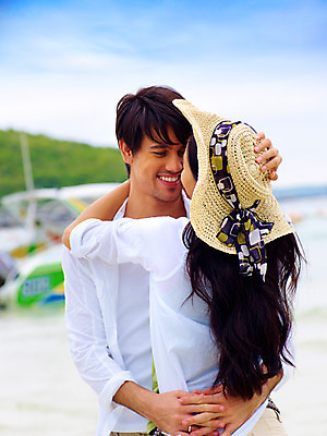 포토 JPG 주간 서양인 구름 모델 해외기획촬영 모자 커플 여자 남자 바다 해외여행 여행 포즈 기획촬영 2009년태국 셔츠 반바지 포옹 파타야 태국 하늘 휴가 휴식 산호섬 서기 미소 웃음 사람 상반신 해변 야외 두명 여름 여름휴가 바캉스 국내포토 자연요소 외국인 해외 잡화 계절 아시아 섬 컨셉 상의 바지 관계 안기 모션 표정 파일형식 여름_계절