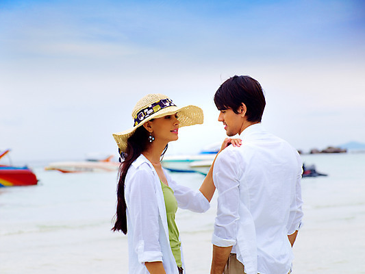 포토 JPG 주간 서양인 구름 모델 해외기획촬영 모자 커플 여자 남자 물결 파도 바다 해외여행 여행 포즈 기획촬영 2009년태국 셔츠 반바지 파타야 태국 하늘 휴가 휴식 산호섬 서기 사람 상반신 해변 야외 두명 여름 여름휴가 바캉스 벨트 국내포토 자연요소 외국인 해외 잡화 계절 아시아 섬 컨셉 상의 바지 관계 모션 파일형식 여름_계절