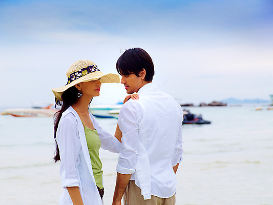 포토 JPG 주간 서양인 구름 모델 해외기획촬영 모자 커플 여자 남자 물결 파도 바다 해외여행 여행 포즈 기획촬영 2009년태국 셔츠 반바지 파타야 태국 하늘 휴가 휴식 산호섬 서기 사람 상반신 해변 야외 두명 여름 여름휴가 바캉스 벨트 국내포토 자연요소 외국인 해외 잡화 계절 아시아 섬 컨셉 상의 바지 관계 모션 파일형식 여름_계절