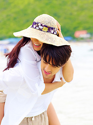 포토 JPG 주간 서양인 모델 해외기획촬영 모자 커플 여자 남자 바다 해외여행 여행 포즈 기획촬영 2009년태국 셔츠 반바지 파타야 태국 휴가 휴식 산 산호섬 미소 웃음 사람 상반신 해변 야외 두명 여름 여름휴가 바캉스 업기 국내포토 자연요소 외국인 해외 잡화 계절 아시아 섬 컨셉 상의 바지 관계 모션 표정 파일형식 여름_계절