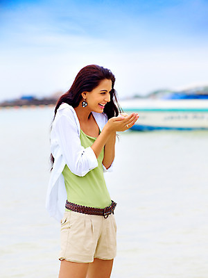 포토 JPG 주간 서양인 구름 모델 해외기획촬영 여자 바다 해외여행 여행 기획촬영 2009년태국 셔츠 반바지 파타야 태국 하늘 휴가 휴식 산호섬 한명 서기 미소 웃음 사람 손짓 상반신 20대 성인 해변 야외 여름 여름휴가 바캉스 귀걸이 벨트 소라 여자만 여자한명만 성인여자만 청년만 청년여자만 성인한명만 청년여자한명만 성인여자한명만 성인만 국내포토 자연요소 외국인 1 해외 잡화 계절 아시아 섬 컨셉 상의 장신구 바지 모션 어패류 표정 청년 파일형식 여름_계절