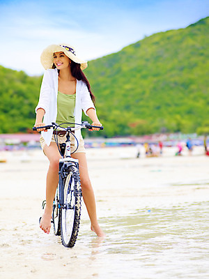 포토 JPG 주간 전신 서양인 구름 모델 해외기획촬영 모자 여자 육상교통 바다 해외여행 여행 기획촬영 2009년태국 교통 셔츠 반바지 파타야 태국 하늘 레저 휴가 휴식 산 산호섬 한명 미소 웃음 사람 20대 성인 해변 야외 여름 여름휴가 바캉스 모래사장 자전거 벨트 수상스포츠 여자만 여자한명만 성인여자만 청년만 청년여자만 성인한명만 청년여자한명만 성인여자한명만 성인만 국내포토 자연요소 외국인 1 해외 잡화 계절 아시아 교통수단 스포츠 섬 컨셉 상의 바지 표정 청년 바이크 파일형식 여름_계절