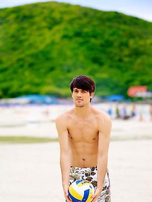 포토 JPG 주간 서양인 모델 해외기획촬영 남자 수영복 바다 해외여행 여행 기획촬영 2009년태국 공 파타야 태국 레저 휴가 휴식 산 산호섬 한명 서기 사람 상반신 20대 성인 해변 야외 여름 여름휴가 바캉스 모래사장 수상스포츠 비치볼 공놀이 남자만 남자한명만 성인남자만 청년만 청년남자만 청년남자한명만 성인한명만 성인남자한명만 성인만 국내포토 자연요소 외국인 1 해외 옷 계절 아시아 스포츠 섬 컨셉 모션 놀이 바캉스용품 청년 파일형식 여름_계절