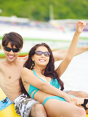 포토 JPG 주간 서양인 모델 해외기획촬영 커플 여자 남자 수영복 바다 해외여행 여행 포즈 기획촬영 2009년태국 파타야 태국 레저 휴가 휴식 산호섬 미소 웃음 사람 앉기 손짓 상반신 해변 야외 두명 여름 여름휴가 바캉스 비키니 선글라스 수상스포츠 바나나보트 국내포토 자연요소 외국인 해외 옷 계절 아시아 안경 스포츠 섬 컨셉 관계 모션 표정 보트 파일형식 여름_계절