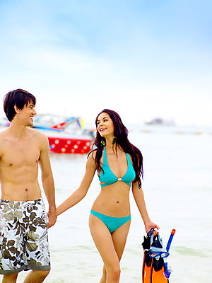 포토 JPG 주간 전신 서양인 구름 모델 해외기획촬영 커플 여자 남자 수영복 물결 파도 바다 해외여행 여행 포즈 기획촬영 2009년태국 파타야 태국 하늘 레저 휴가 휴식 산호섬 미소 웃음 사람 해변 야외 두명 여름 여름휴가 바캉스 비키니 걷기 수상스포츠 스노클링 호흡기관 물안경 오리발 국내포토 자연요소 외국인 해외 옷 계절 아시아 스포츠 섬 컨셉 관계 모션 표정 장기_의학 수영용품 파일형식 여름_계절