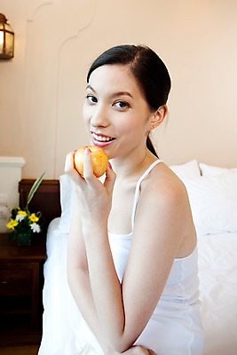 포토 JPG 서양인 모델 해외기획촬영 웰빙 여자 여유 포즈 기획촬영 2009년태국 과일 휴식 실내 한명 미소 웃음 사람 앉기 손짓 상반신 20대 성인 라이프 뷰티 침실 침대 사과 여자만 여자한명만 성인여자만 청년만 청년여자만 성인한명만 청년여자한명만 성인여자한명만 성인만 국내포토 외국인 1 감정 가구 컨셉 모션 표정 청년 내부 생활 파일형식