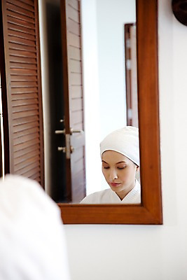 포토 JPG 서양인 모델 해외기획촬영 여자 여유 포즈 기획촬영 2009년태국 휴식 실내 한명 사람 상반신 20대 성인 라이프 수건 뷰티 스파 거울 욕실 화장실 여자만 여자한명만 성인여자만 청년만 청년여자만 성인한명만 청년여자한명만 성인여자한명만 성인만 국내포토 외국인 1 감정 컨셉 청년 내부 생활 위생용품 파일형식