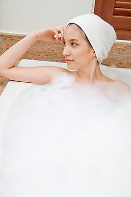 포토 JPG 서양인 모델 해외기획촬영 여자 여유 얼굴 포즈 기획촬영 2009년태국 휴식 욕조 실내 한명 사람 근접촬영 상반신 20대 성인 라이프 옆모습 신체부위 수건 뷰티 스파 목욕 거품 욕실 화장실 여자만 여자한명만 성인여자만 청년만 청년여자만 성인한명만 청년여자한명만 성인여자한명만 성인만 국내포토 외국인 1 감정 뷰포인트 컨셉 청년 내부 생활 위생용품 청결 파일형식