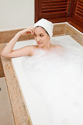 포토 JPG 서양인 모델 해외기획촬영 여자 여유 포즈 기획촬영 2009년태국 휴식 욕조 실내 한명 사람 상반신 20대 성인 라이프 수건 뷰티 스파 목욕 거품 욕실 화장실 여자만 여자한명만 성인여자만 청년만 청년여자만 성인한명만 청년여자한명만 성인여자한명만 성인만 국내포토 외국인 1 감정 컨셉 청년 내부 생활 위생용품 청결 파일형식