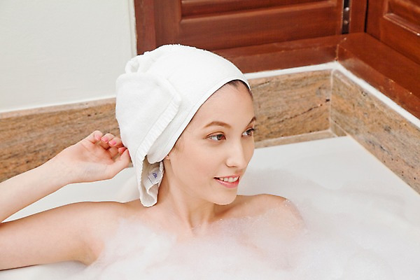 포토 JPG 서양인 모델 해외기획촬영 여자 여유 얼굴 포즈 기획촬영 2009년태국 휴식 욕조 실내 한명 사람 근접촬영 상반신 20대 성인 라이프 신체부위 수건 뷰티 스파 목욕 거품 욕실 화장실 여자만 여자한명만 성인여자만 청년만 청년여자만 성인한명만 청년여자한명만 성인여자한명만 성인만 국내포토 외국인 1 감정 뷰포인트 컨셉 청년 내부 생활 위생용품 청결 파일형식