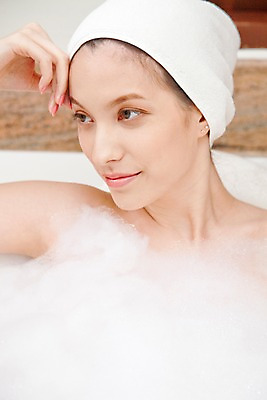 포토 JPG 서양인 모델 해외기획촬영 여자 여유 얼굴 포즈 기획촬영 2009년태국 휴식 욕조 실내 한명 사람 근접촬영 상반신 20대 성인 라이프 신체부위 수건 뷰티 스파 목욕 거품 욕실 화장실 여자만 여자한명만 성인여자만 청년만 청년여자만 성인한명만 청년여자한명만 성인여자한명만 성인만 국내포토 외국인 1 감정 뷰포인트 컨셉 청년 내부 생활 위생용품 청결 파일형식