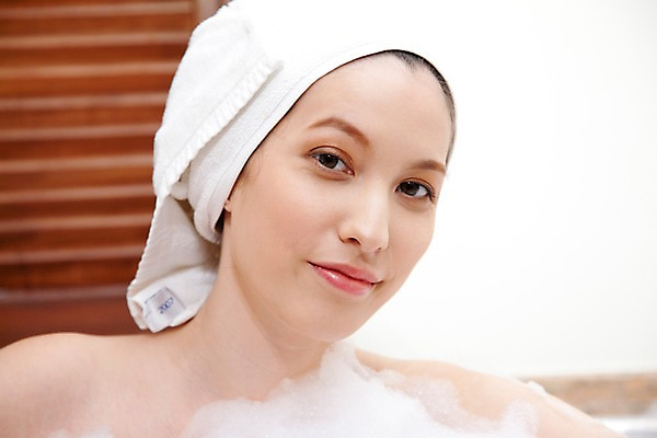 포토 JPG 서양인 모델 해외기획촬영 여자 여유 얼굴 포즈 기획촬영 2009년태국 휴식 욕조 실내 한명 사람 근접촬영 상반신 20대 성인 라이프 신체부위 수건 뷰티 스파 목욕 거품 욕실 화장실 여자만 여자한명만 성인여자만 청년만 청년여자만 성인한명만 청년여자한명만 성인여자한명만 성인만 국내포토 외국인 1 감정 뷰포인트 컨셉 청년 내부 생활 위생용품 청결 파일형식