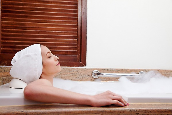 포토 JPG 서양인 모델 해외기획촬영 여자 여유 포즈 기획촬영 2009년태국 휴식 욕조 실내 한명 사람 상반신 20대 성인 라이프 옆모습 수건 뷰티 스파 목욕 거품 욕실 화장실 여자만 여자한명만 성인여자만 청년만 청년여자만 성인한명만 청년여자한명만 성인여자한명만 성인만 국내포토 외국인 1 감정 뷰포인트 컨셉 청년 내부 생활 위생용품 청결 파일형식