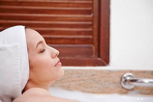 포토 JPG 서양인 모델 해외기획촬영 여자 여유 얼굴 포즈 기획촬영 2009년태국 휴식 욕조 실내 한명 사람 근접촬영 상반신 20대 성인 라이프 옆모습 신체부위 수건 뷰티 스파 목욕 거품 욕실 화장실 여자만 여자한명만 성인여자만 청년만 청년여자만 성인한명만 청년여자한명만 성인여자한명만 성인만 국내포토 외국인 1 감정 뷰포인트 컨셉 청년 내부 생활 위생용품 청결 파일형식