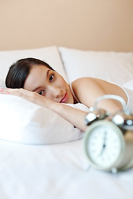 포토 JPG 서양인 모델 해외기획촬영 웰빙 여자 여유 얼굴 엎드리기 시계 포즈 기획촬영 2009년태국 베개 휴식 실내 한명 사람 근접촬영 상반신 20대 성인 라이프 신체부위 민소매 뷰티 침실 자명종 침대 여자만 여자한명만 성인여자만 청년만 청년여자만 성인한명만 청년여자한명만 성인여자한명만 성인만 국내포토 외국인 1 감정 뷰포인트 가구 컨셉 상의 침구 모션 청년 내부 생활 알람 파일형식