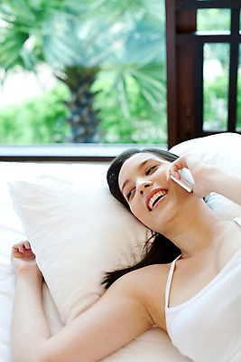 포토 JPG 주간 서양인 모델 해외기획촬영 웰빙 여자 여유 과학 포즈 기획촬영 2009년태국 창문 베개 휴식 정보통신 실내 한명 미소 웃음 사람 상반신 20대 성인 라이프 스마트폰 민소매 눕기 뷰티 통신기기 침실 침대 통화 여자만 여자한명만 성인여자만 청년만 청년여자만 성인한명만 청년여자한명만 성인여자한명만 성인만 국내포토 자연요소 외국인 1 감정 가구 컨셉 상의 통신 침구 모션 표정 청년 내부 생활 핸드폰 스마트기기 기계 정보 파일형식