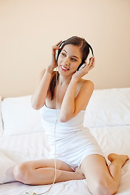 포토 JPG 전신 서양인 모델 해외기획촬영 웰빙 여자 여유 포즈 기획촬영 2009년태국 휴식 실내 한명 미소 웃음 사람 앉기 손짓 20대 성인 라이프 민소매 뷰티 헤드폰 음악감상 침실 침대 흰바지 여자만 여자한명만 성인여자만 청년만 청년여자만 성인한명만 청년여자한명만 성인여자한명만 성인만 국내포토 외국인 1 감정 음향기기 가구 컨셉 상의 바지 모션 표정 청년 내부 생활 감상 파일형식