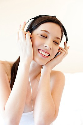 포토 JPG 서양인 모델 해외기획촬영 웰빙 여자 여유 포즈 기획촬영 2009년태국 휴식 실내 한명 미소 웃음 사람 앉기 손짓 상반신 20대 성인 라이프 민소매 뷰티 헤드폰 음악감상 침실 침대 여자만 여자한명만 성인여자만 청년만 청년여자만 성인한명만 청년여자한명만 성인여자한명만 성인만 국내포토 외국인 1 감정 음향기기 가구 컨셉 상의 모션 표정 청년 내부 생활 감상 파일형식