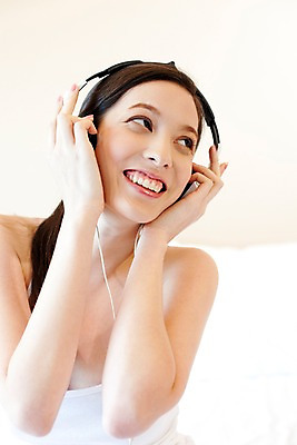 포토 JPG 서양인 모델 해외기획촬영 웰빙 여자 여유 포즈 기획촬영 2009년태국 휴식 실내 한명 미소 웃음 사람 앉기 손짓 상반신 20대 성인 라이프 민소매 뷰티 헤드폰 음악감상 침실 침대 여자만 여자한명만 성인여자만 청년만 청년여자만 성인한명만 청년여자한명만 성인여자한명만 성인만 국내포토 외국인 1 감정 음향기기 가구 컨셉 상의 모션 표정 청년 내부 생활 감상 파일형식