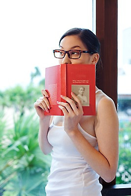 포토 JPG 주간 서양인 모델 해외기획촬영 웰빙 여자 안경 여유 포즈 기획촬영 2009년태국 창문 휴식 실내 한명 서기 사람 상반신 20대 성인 라이프 책 민소매 독서 뷰티 여자만 여자한명만 성인여자만 청년만 청년여자만 성인한명만 청년여자한명만 성인여자한명만 성인만 국내포토 자연요소 외국인 1 잡화 감정 컨셉 상의 모션 청년 내부 생활 파일형식