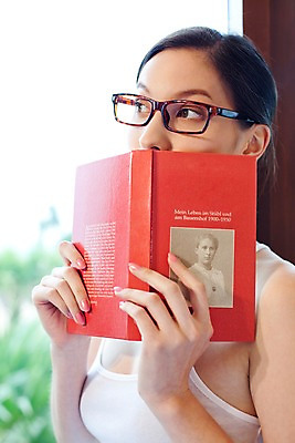 포토 JPG 주간 서양인 모델 해외기획촬영 웰빙 여자 안경 여유 포즈 기획촬영 2009년태국 창문 휴식 실내 한명 서기 사람 상반신 20대 성인 라이프 책 민소매 독서 뷰티 여자만 여자한명만 성인여자만 청년만 청년여자만 성인한명만 청년여자한명만 성인여자한명만 성인만 국내포토 자연요소 외국인 1 잡화 감정 컨셉 상의 모션 청년 내부 생활 파일형식