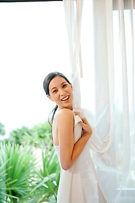 포토 JPG 주간 서양인 나무 식물 모델 해외기획촬영 웰빙 여자 여유 포즈 기획촬영 2009년태국 창문 휴식 실내 한명 서기 미소 웃음 사람 상반신 20대 성인 라이프 민소매 야자수 뷰티 침실 커튼 흰바지 여자만 여자한명만 성인여자만 청년만 청년여자만 성인한명만 청년여자한명만 성인여자한명만 성인만 국내포토 자연요소 외국인 1 감정 컨셉 상의 바지 모션 표정 청년 내부 생활 파일형식
