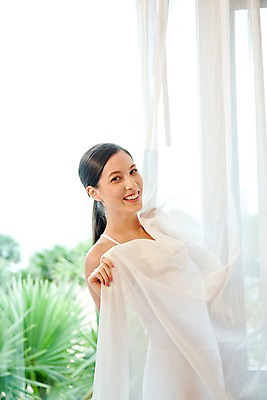 포토 JPG 주간 서양인 나무 식물 모델 해외기획촬영 웰빙 여자 여유 포즈 기획촬영 2009년태국 창문 휴식 실내 한명 서기 미소 웃음 사람 상반신 20대 성인 라이프 민소매 야자수 뷰티 침실 커튼 흰바지 여자만 여자한명만 성인여자만 청년만 청년여자만 성인한명만 청년여자한명만 성인여자한명만 성인만 국내포토 자연요소 외국인 1 감정 컨셉 상의 바지 모션 표정 청년 내부 생활 파일형식