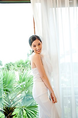 포토 JPG 주간 서양인 나무 식물 모델 해외기획촬영 웰빙 여자 여유 포즈 기획촬영 2009년태국 창문 휴식 실내 한명 서기 미소 웃음 사람 상반신 20대 성인 라이프 민소매 야자수 뷰티 침실 커튼 흰바지 여자만 여자한명만 성인여자만 청년만 청년여자만 성인한명만 청년여자한명만 성인여자한명만 성인만 국내포토 자연요소 외국인 1 감정 컨셉 상의 바지 모션 표정 청년 내부 생활 파일형식