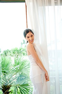 포토 JPG 주간 서양인 나무 식물 모델 해외기획촬영 웰빙 여자 여유 포즈 기획촬영 2009년태국 창문 휴식 실내 한명 서기 미소 웃음 사람 상반신 20대 성인 라이프 민소매 야자수 뷰티 침실 커튼 흰바지 여자만 여자한명만 성인여자만 청년만 청년여자만 성인한명만 청년여자한명만 성인여자한명만 성인만 국내포토 자연요소 외국인 1 감정 컨셉 상의 바지 모션 표정 청년 내부 생활 파일형식