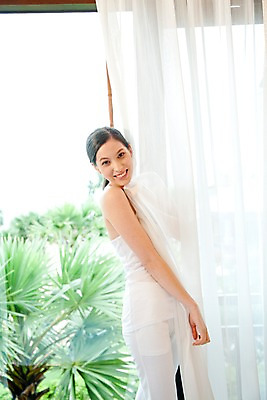 포토 JPG 주간 서양인 나무 식물 모델 해외기획촬영 웰빙 여자 여유 포즈 기획촬영 2009년태국 창문 휴식 실내 한명 서기 미소 웃음 사람 상반신 20대 성인 라이프 민소매 야자수 뷰티 침실 커튼 흰바지 여자만 여자한명만 성인여자만 청년만 청년여자만 성인한명만 청년여자한명만 성인여자한명만 성인만 국내포토 자연요소 외국인 1 감정 컨셉 상의 바지 모션 표정 청년 내부 생활 파일형식