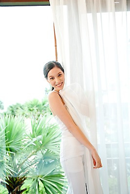 포토 JPG 주간 서양인 나무 식물 모델 해외기획촬영 웰빙 여자 여유 포즈 기획촬영 2009년태국 휴식 실내 한명 서기 미소 웃음 사람 상반신 20대 성인 라이프 민소매 야자수 뷰티 침실 커튼 흰바지 여자만 여자한명만 성인여자만 청년만 청년여자만 성인한명만 청년여자한명만 성인여자한명만 성인만 국내포토 자연요소 외국인 1 감정 컨셉 상의 바지 모션 표정 청년 내부 생활 파일형식
