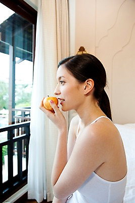 포토 JPG 주간 서양인 모델 해외기획촬영 웰빙 여자 여유 포즈 기획촬영 2009년태국 과일 창문 휴식 실내 한명 사람 앉기 상반신 20대 성인 라이프 민소매 뷰티 침실 침대 커튼 사과 여자만 여자한명만 성인여자만 청년만 청년여자만 성인한명만 청년여자한명만 성인여자한명만 성인만 국내포토 자연요소 외국인 1 감정 가구 컨셉 상의 모션 청년 내부 생활 파일형식