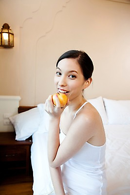 포토 JPG 서양인 모델 해외기획촬영 웰빙 여자 여유 포즈 기획촬영 2009년태국 과일 휴식 전등 조명 실내 한명 미소 웃음 사람 앉기 상반신 20대 성인 라이프 민소매 뷰티 침실 침대 사과 여자만 여자한명만 성인여자만 청년만 청년여자만 성인한명만 청년여자한명만 성인여자한명만 성인만 국내포토 외국인 1 감정 가구 컨셉 상의 모션 표정 청년 내부 생활 파일형식