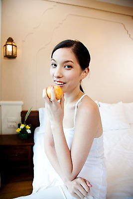 포토 JPG 서양인 모델 해외기획촬영 웰빙 여자 여유 포즈 기획촬영 2009년태국 과일 휴식 전등 조명 실내 한명 미소 웃음 사람 앉기 상반신 20대 성인 라이프 민소매 뷰티 침실 침대 사과 흰바지 여자만 여자한명만 성인여자만 청년만 청년여자만 성인한명만 청년여자한명만 성인여자한명만 성인만 국내포토 외국인 1 감정 가구 컨셉 상의 바지 모션 표정 청년 내부 생활 파일형식