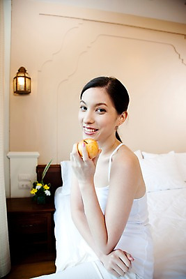 포토 JPG 서양인 모델 해외기획촬영 웰빙 여자 여유 포즈 기획촬영 2009년태국 과일 휴식 전등 조명 실내 한명 미소 웃음 사람 앉기 상반신 20대 성인 라이프 민소매 뷰티 침실 침대 사과 흰바지 여자만 여자한명만 성인여자만 청년만 청년여자만 성인한명만 청년여자한명만 성인여자한명만 성인만 국내포토 외국인 1 감정 가구 컨셉 상의 바지 모션 표정 청년 내부 생활 파일형식