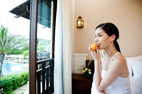 포토 JPG 주간 서양인 모델 해외기획촬영 웰빙 여자 여유 포즈 기획촬영 2009년태국 과일 창문 휴식 전등 조명 실내 한명 미소 웃음 사람 앉기 상반신 20대 성인 라이프 민소매 뷰티 침실 침대 커튼 사과 여자만 여자한명만 성인여자만 청년만 청년여자만 성인한명만 청년여자한명만 성인여자한명만 성인만 국내포토 자연요소 외국인 1 감정 가구 컨셉 상의 모션 표정 청년 내부 생활 파일형식