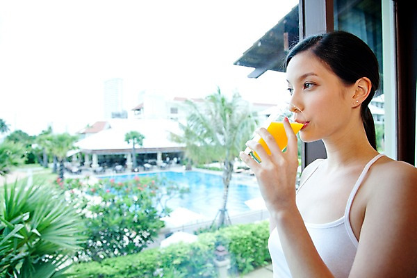 포토 JPG 주간 서양인 나무 식물 모델 해외기획촬영 웰빙 여자 여유 포즈 기획촬영 2009년태국 창문 휴식 잔 수영장 실내 한명 미소 웃음 사람 상반신 20대 성인 라이프 민소매 뷰티 주스 침실 오렌지주스 여자만 여자한명만 성인여자만 청년만 청년여자만 성인한명만 청년여자한명만 성인여자한명만 성인만 국내포토 자연요소 외국인 1 식기 감정 음료 컨셉 상의 표정 청년 내부 생활 과일주스 파일형식