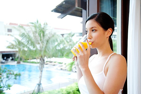 포토 JPG 주간 서양인 모델 해외기획촬영 웰빙 여자 여유 포즈 기획촬영 2009년태국 창문 휴식 잔 실내 한명 서기 사람 상반신 20대 성인 라이프 민소매 뷰티 주스 침실 오렌지주스 여자만 여자한명만 성인여자만 청년만 청년여자만 성인한명만 청년여자한명만 성인여자한명만 성인만 국내포토 자연요소 외국인 1 식기 감정 음료 컨셉 상의 모션 청년 내부 생활 과일주스 파일형식
