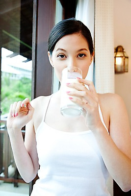 포토 JPG 주간 서양인 모델 해외기획촬영 웰빙 여자 여유 포즈 기획촬영 2009년태국 창문 휴식 전등 조명 잔 실내 한명 사람 상반신 20대 성인 라이프 민소매 뷰티 침실 우유 여자만 여자한명만 성인여자만 청년만 청년여자만 성인한명만 청년여자한명만 성인여자한명만 성인만 국내포토 자연요소 외국인 1 식기 감정 컨셉 상의 유제품 청년 내부 생활 파일형식