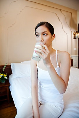 포토 JPG 서양인 모델 해외기획촬영 웰빙 여자 여유 포즈 기획촬영 2009년태국 휴식 잔 실내 한명 사람 앉기 상반신 20대 성인 라이프 민소매 뷰티 침실 우유 침대 흰바지 여자만 여자한명만 성인여자만 청년만 청년여자만 성인한명만 청년여자한명만 성인여자한명만 성인만 국내포토 외국인 1 식기 감정 가구 컨셉 상의 바지 모션 유제품 청년 내부 생활 파일형식