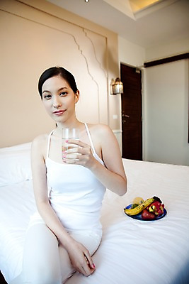 포토 JPG 서양인 모델 해외기획촬영 웰빙 여자 여유 포즈 기획촬영 2009년태국 과일 휴식 전등 조명 잔 실내 한명 사람 앉기 상반신 20대 성인 라이프 물 민소매 뷰티 침실 침대 물컵 흰바지 여자만 여자한명만 성인여자만 청년만 청년여자만 성인한명만 청년여자한명만 성인여자한명만 성인만 국내포토 자연요소 외국인 1 식기 감정 가구 컨셉 상의 바지 모션 청년 내부 생활 컵 파일형식